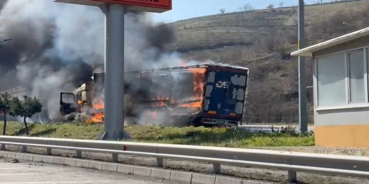 Karton yüklü tır alev alev yandı