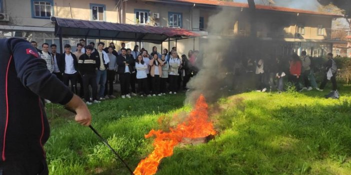 Üniversite öğrencilerine yangın ve tahliye eğitimi