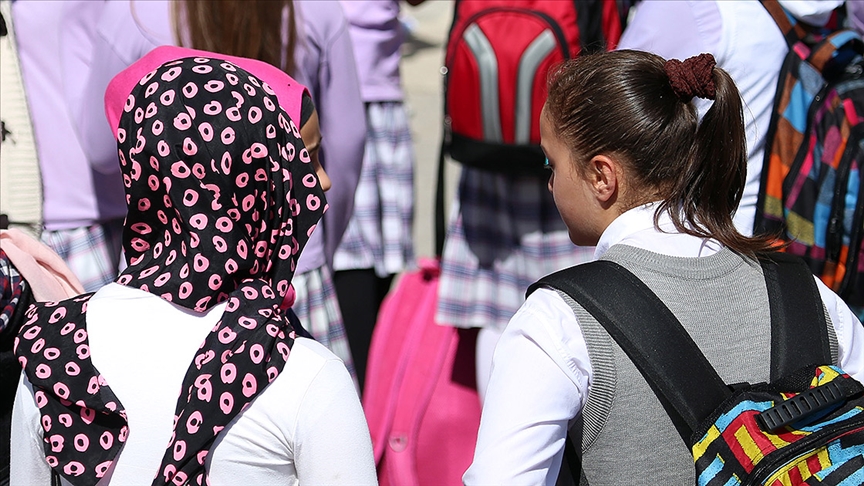 KKTC'de liselerde başörtüsü serbest bırakıldı