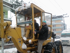 SalıPazarı kar ekipleri çay mahallesinde kar temizledi