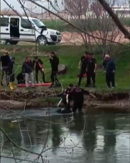 Ceyhan Nehri'nde bir erkek cesedi bulundu
