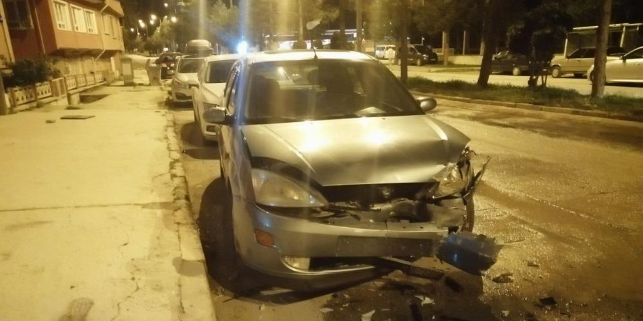 Park halindeki 2 araca çarptı