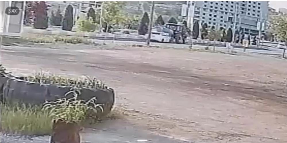 Otomobil su tankerinin altına girdi