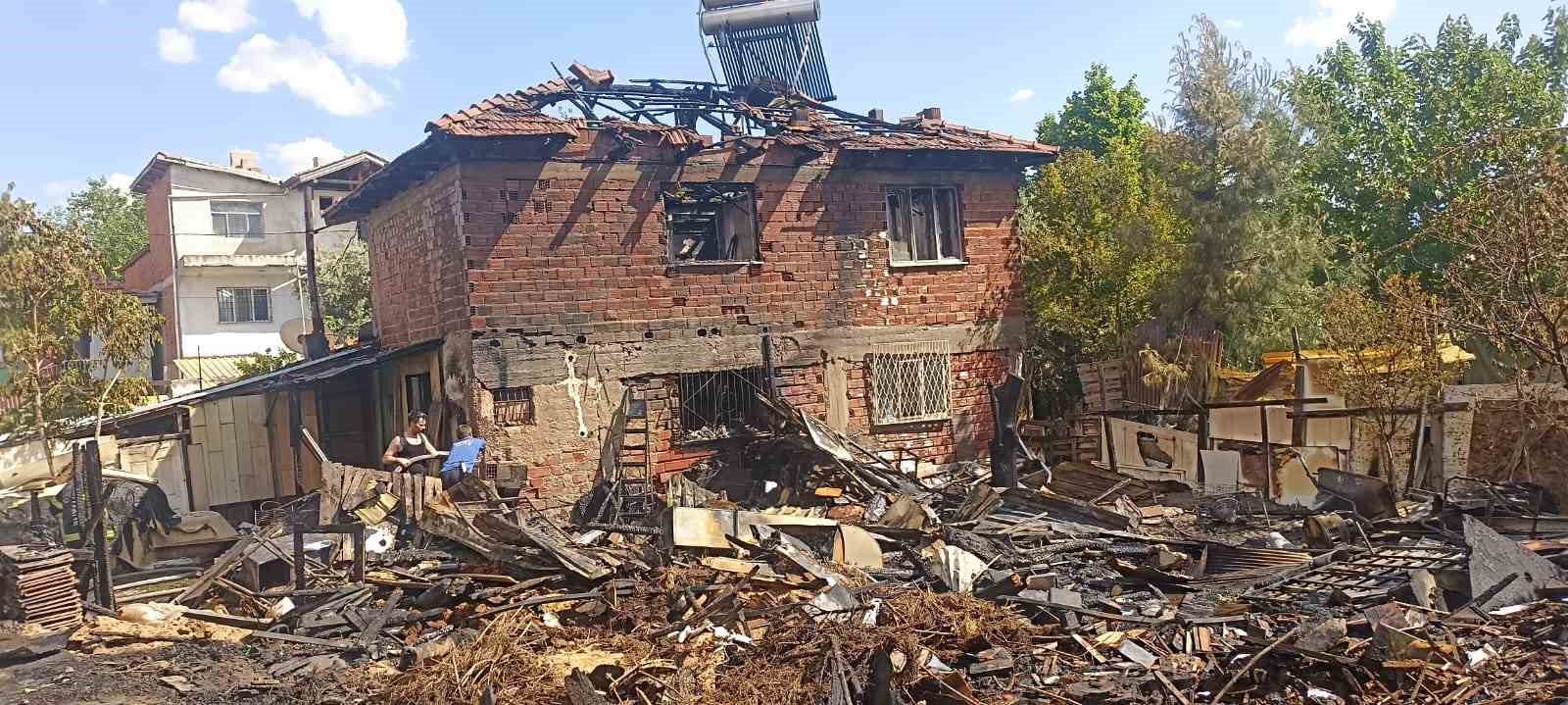 Tutuşan perde onca yıllık emekleri kül yaptı