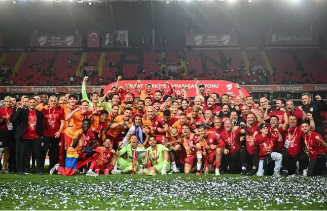 Galatasaray'da futbolculara çılgın prim