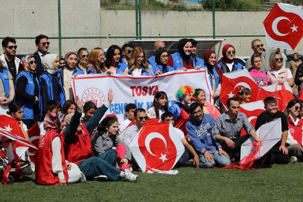Uçurtma şenliğinde doyasıya eğlendiler