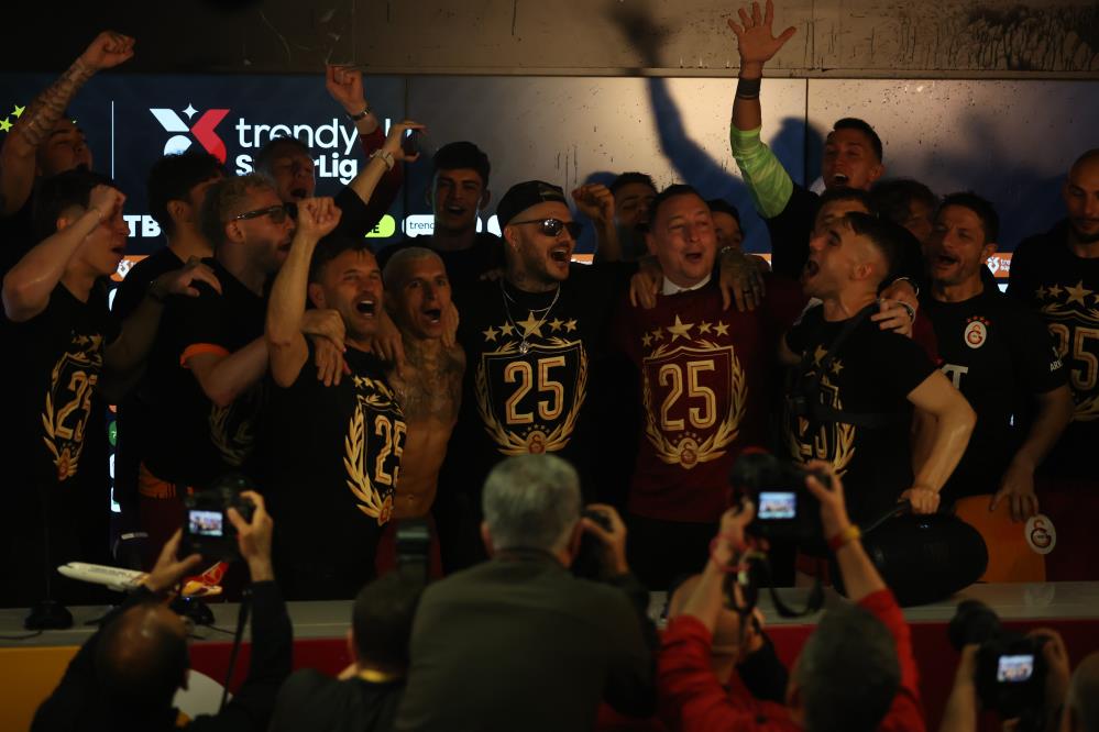 Galatasaraylı futbolculardan basın toplantısında sulu kutlama