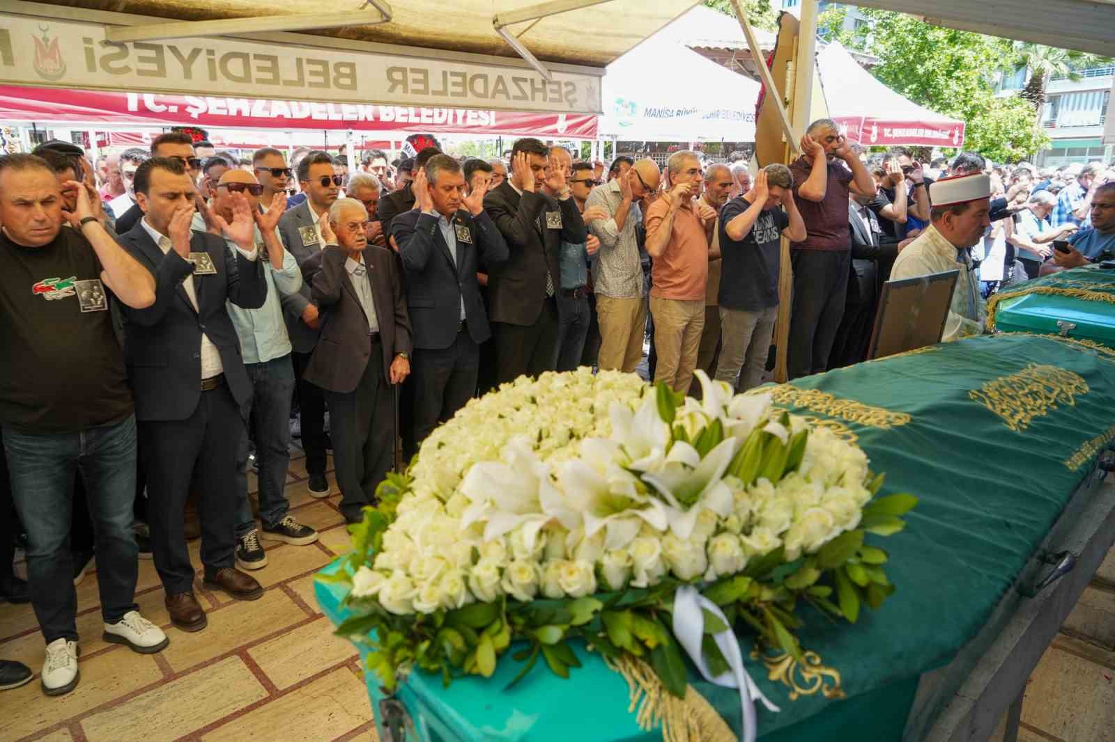 CHP lideri Özel Manisa’da cenaze törenine katldı