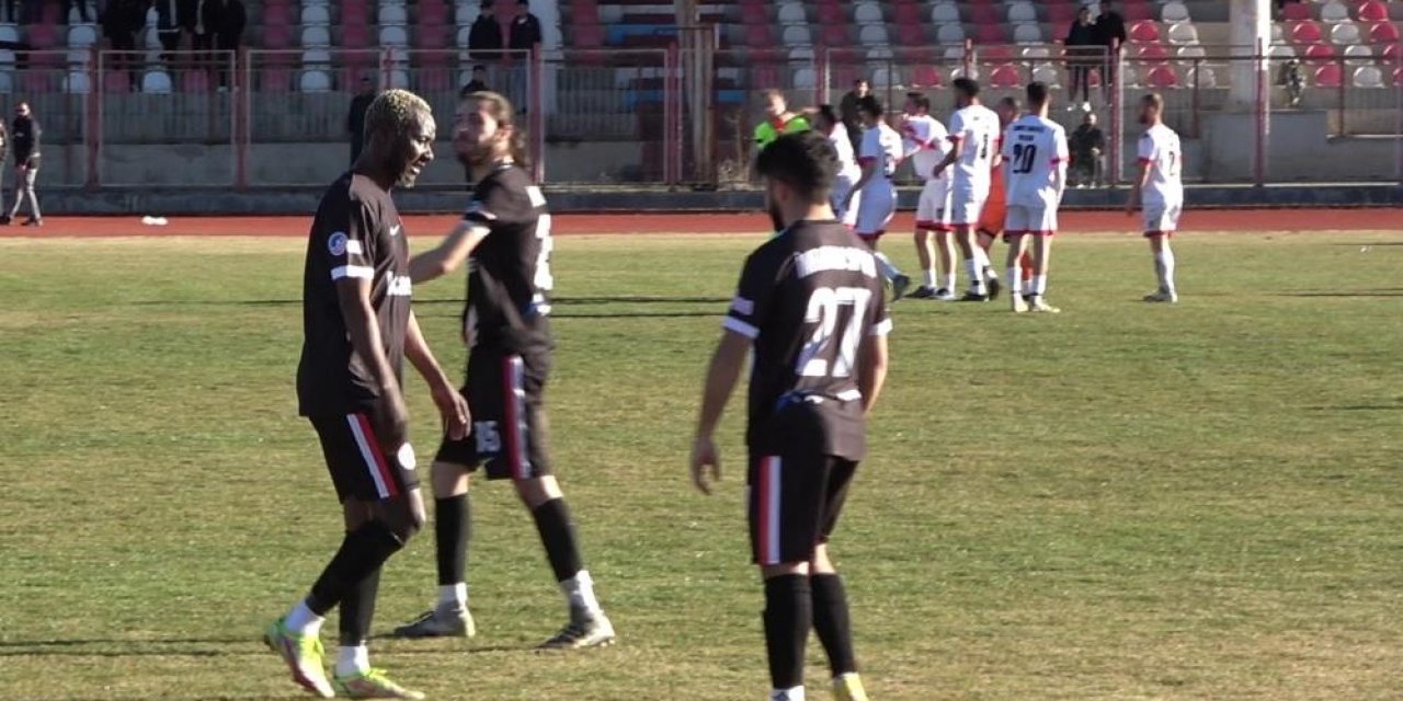 Amatör maçta futbolcudan hakeme yumruklu saldırı