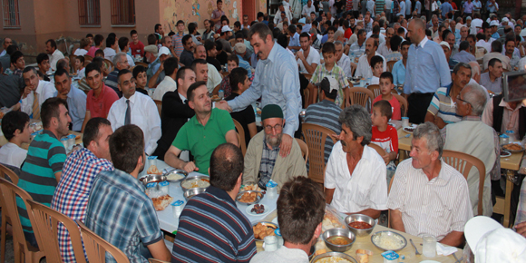 Irmaksırtın’da binlerce kişiye iftar yemeği