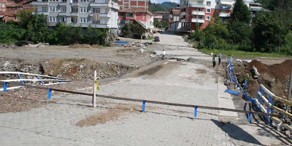 Salıpazarı’nda Yıkılan Köprü Yerine Yenisi Yapılıyor