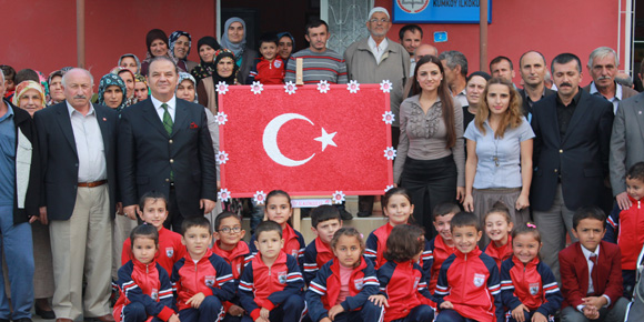 Türk Bayrağı Bütün Köyü Birleştirdi