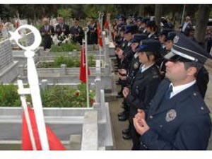 Samsun’da Polisler Şehitliği Ziyaret Etti
