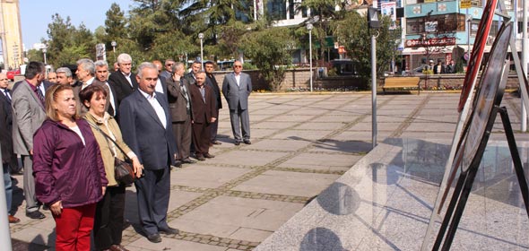 CHP ve MHP de Atatürk Anıtına çelenk sundu