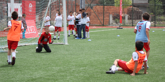 Çarşamba’da minik futbolculara futbol şenliği