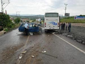 Otomobil İle Servis Otobüsü Çarpıştı: 2 Ölü, 10 Yaralı