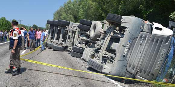 TIR DEVRİLDİ: 1 ÖLÜ