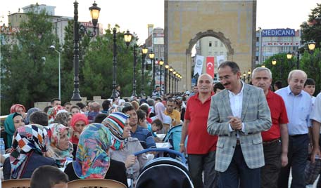 Tarihi Köprü Üzerinde İftar Keyfi