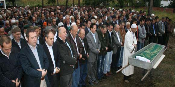 Eski Vekil Çakır dayısını son yolculuğa uğurladı