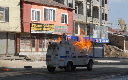 Hakkari Yüksekovada Polislere Silahlı ve Bombalı Saldırı
