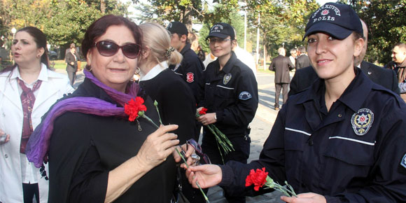 Polis Öğretmenlere Çiçek Dağıttı