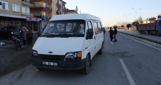 Minibüsün Çarptığı Öğrenci Yaralandı