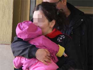 Tutuklanan Kadın Bebeğini Öpüp Ağlayarak Cezaevine Gitti