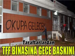 Trabzonsporlu taraftarlardan TFF binasını gece baskını