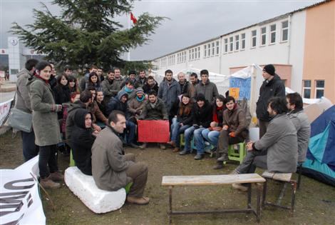 Protestocu üniverstelilere çadırda ileri demokrası dersi