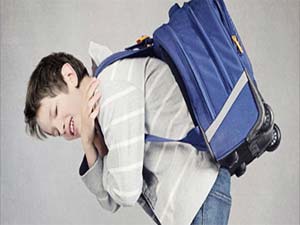 Ağır okul çantası omurga eğriliğine yol açıyor