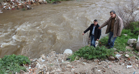 Menderes nehri böyle kirletiliyor, kimse ‘dur’ diyemiyor