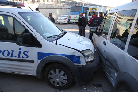 Polis Aracı Kaza Yaptı