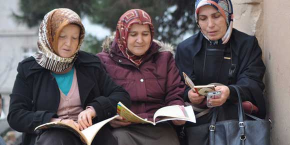 Öğrenciler sınavda, aileleri dışarıda ter döktü