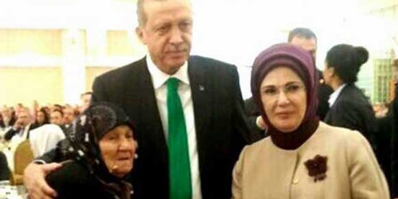 Cumhurbaşkanı Erdoğan, Balıkesirin en yaşlı kadını ile hatıra fotoğrafı çektirdi