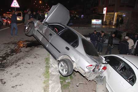 Iraklı Aileye kaldırımda araba çarptı: 3 yaralı