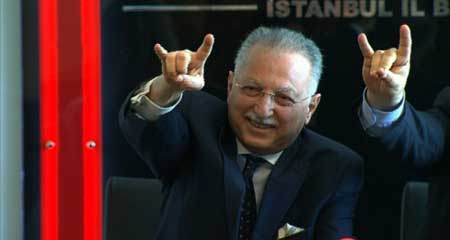 Ekmeleddin İhsanoğlu bozkurt işaretini yapamadı