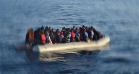 700 kaçak göçmeni taşıyan tekne battı