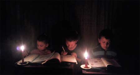 Elektriği olmayan evde üç kardeşin okuma azmi