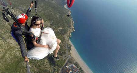 Çinli çift nikah öncesi yamaç paraşütüyle uçtu