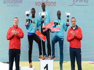 Maratona Kenyalı atletler damga vurdu