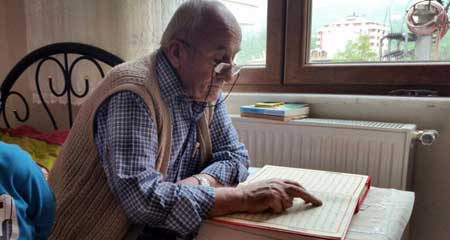 70 yaşındaki dede Kur’an okumayı öğrendi