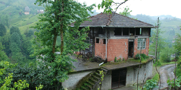 Anne yadigarı evi yıkamayınca çatıya taşıdı