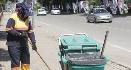 Bu defa çocukları için sokakları temizledi