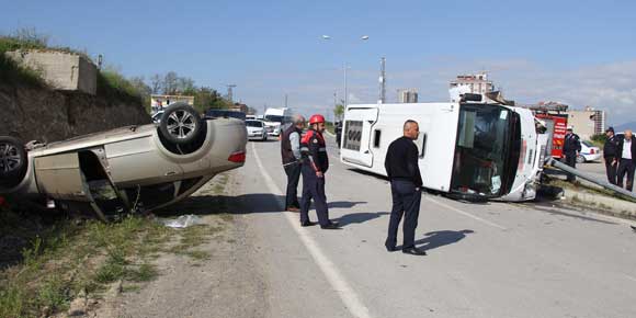 Öğrenci servisi otomobille çarpıştı