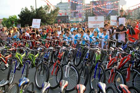 Halk Sağlığı Öğrencilere 300 Bisiklet Dağıttı