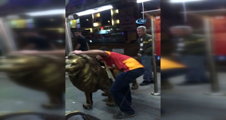 Floryadaki aslan heykelini metrobüsle götürdüler