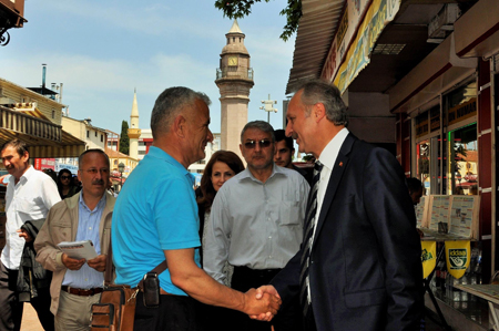 Özden: “Biz Milletin Efendisi Değil Hizmetkarıyız”