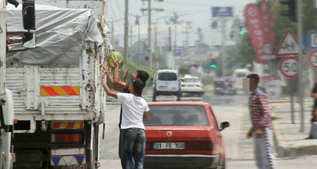 Kamyondan karpuz hırsızlığı kamerada