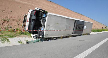 Sivas’ta yolcu otobüsü şarampole devrildi: 39 yaralı