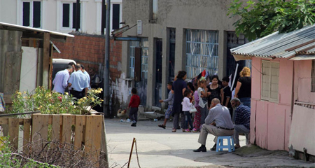 2 aylık bebek annesinin koynunda can verdi